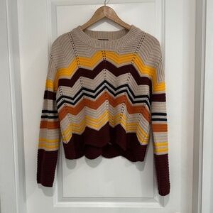 UK2LA | Long Sleeve Chevron Pattern Sweater Scallop Hem Slightly Cropped